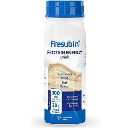 200 ml Fresubin Protein Energy Drink -pullo Fresenius Kabi Deutschland GmbH:lta tarjoaa 300 kcal ja 20 g proteiinia annosta kohden. Valkoinen pullo sinisillä yksityiskohdilla on merkitty saksaksi ja englanniksi.