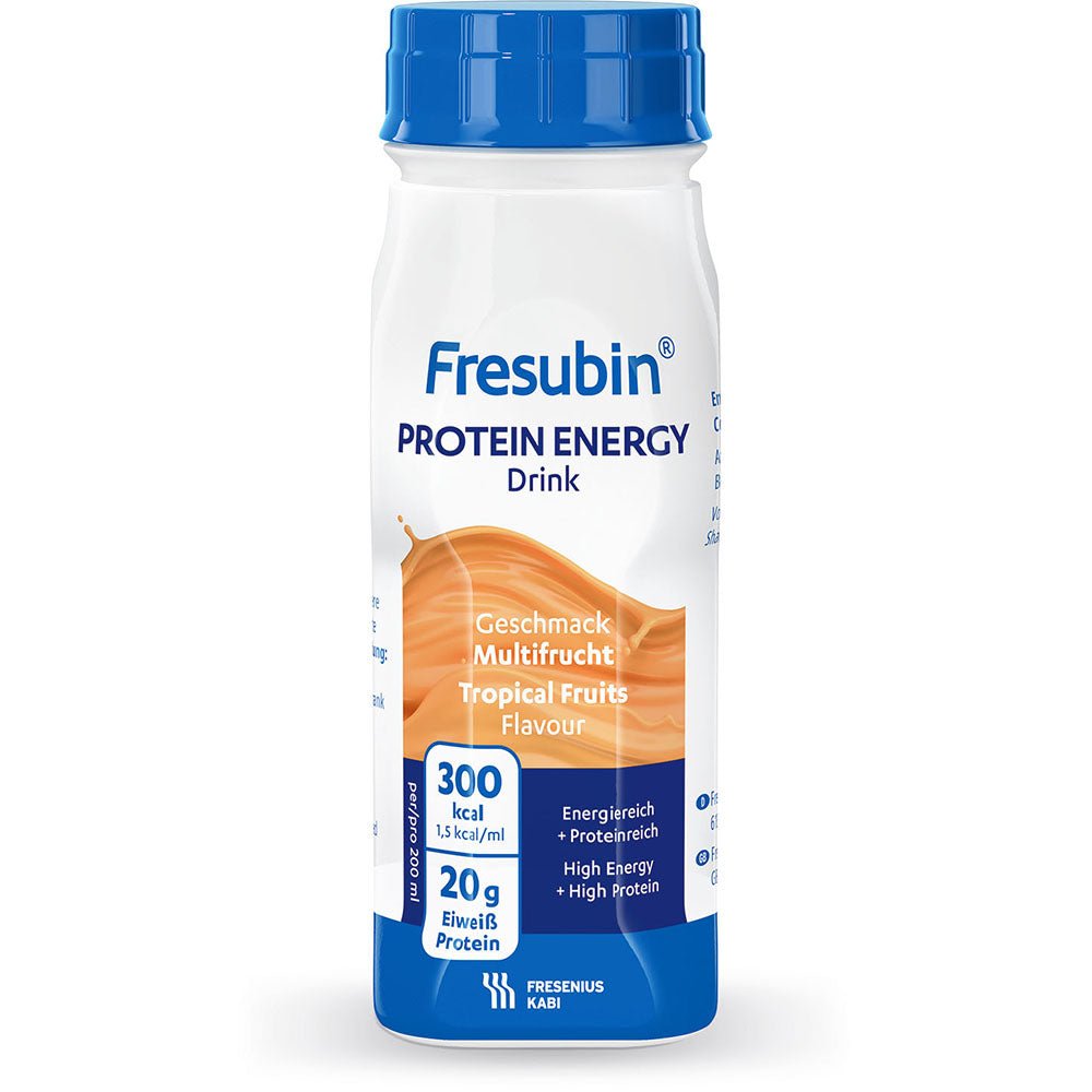 200 ml Fresubin Protein Energy Drink -pullo Fresenius Kabi Deutschland GmbH:lta, makuna trooppiset hedelmät, sisältää 300 kcal ja 20 g proteiinia annosta kohden. Valkoinen pullo on oransseilla ja sinisillä yksityiskohdilla varustettu ja kantaa merkintää "High Energy, High Protein".