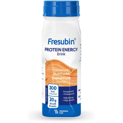 200 ml Fresubin Protein Energy Drink -pullo Fresenius Kabi Deutschland GmbH:lta, makuna trooppiset hedelmät, sisältää 300 kcal ja 20 g proteiinia annosta kohden. Valkoinen pullo on oransseilla ja sinisillä yksityiskohdilla varustettu ja kantaa merkintää "High Energy, High Protein".