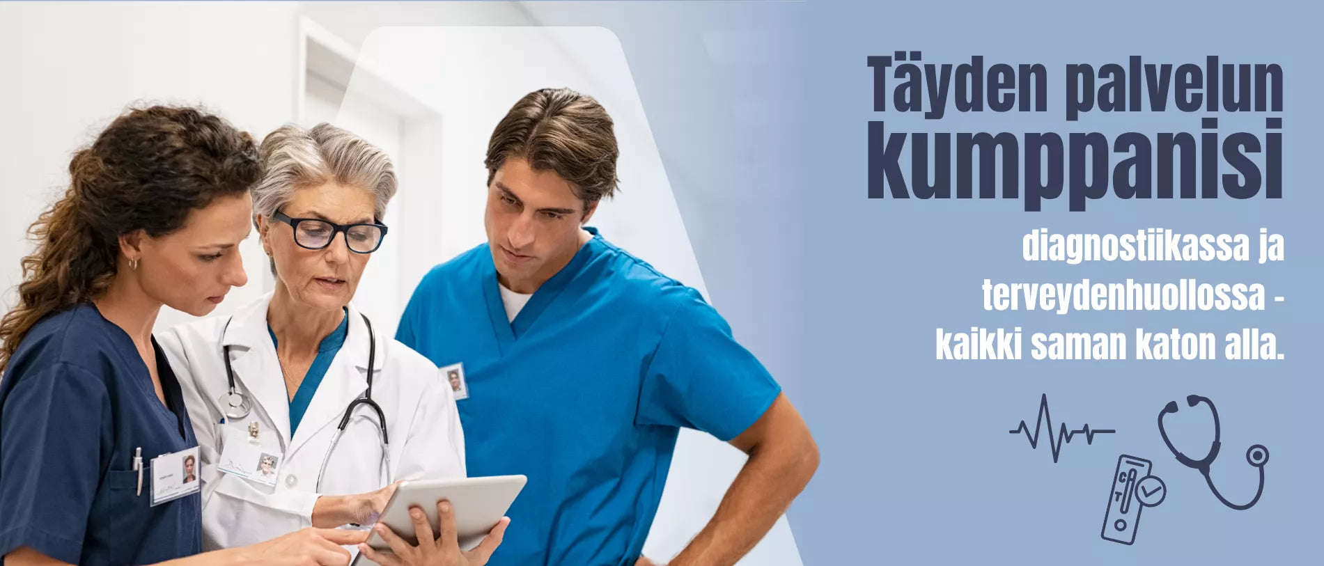 Kolme terveydenhuollon ammattilaista seisoo yhdessä ja katsoo tablettia, samalla kun oikealla näkyy mainosalue, jossa on lääketieteisiä symboleja.