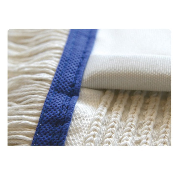 Lähikuva Arcora International GmbH:n Arcora First Mopp Blau:sta, jossa on rakenteelliset puuvillalangat sinisellä reunalla ja valkoinen tausta, ihanteellinen erilaisten lattiamateriaalien ylläpitosiivoukseen, kuvattu valkoisella taustalla.