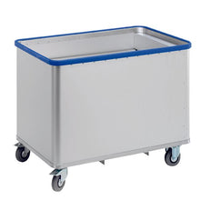 Der Novocal Federbodenwagen - ohne Einsatz | Packung (1 Stück) von Novocal ist ein großer grauer Gerätewagen mit vier Lenkrollen und blauem Schutzrand, ideal für effiziente Lagerlogistik und Warentransport im industriellen Umfeld.