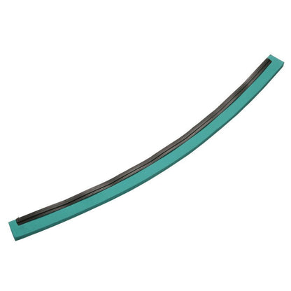 Kaareva, sinivihreä ja musta VARAOSA-KUMIHUULI (700x20x22mm) elintarvikekumista Haug Bürsten KG:ltä, luultavasti varaosaraspaterä elintarvikkeiden käsittelylaitteille, eristetty valkoisella taustalla.
