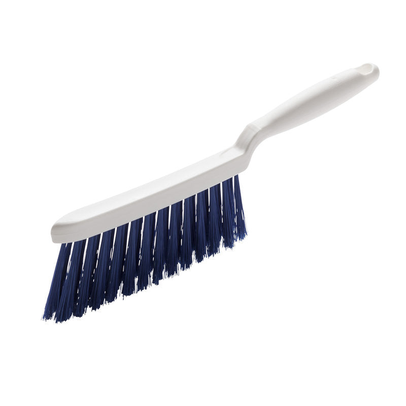 HANDBESEN, PBT SININEN ø 0,25MM PEHMEÄ, 280X15X50 MM Haug Bürsten KG:lta on pehmeät siniset harjakset ja kulmamainen muotoilu, joka sopii herkille pinnoille hellävaraiseen puhdistukseen tai pienten alueiden lakaisuun.