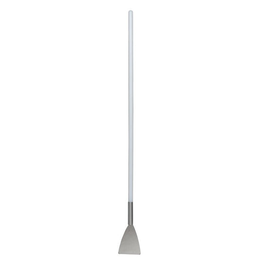 PITKÄVARRINEN SPATULA, RUOSTUMATON TERÄS, VARSI PA, 1130X100X15, valmistaja Haug Bürsten KG:ssä on valkoinen varsi ja litteä kolmionmuotoinen terä ruostumattomasta teräksestä – välttämätön kipsilevyasennustyökalu tarkkaan työhön, kuvattuna yksinkertaisella valkoisella taustalla.