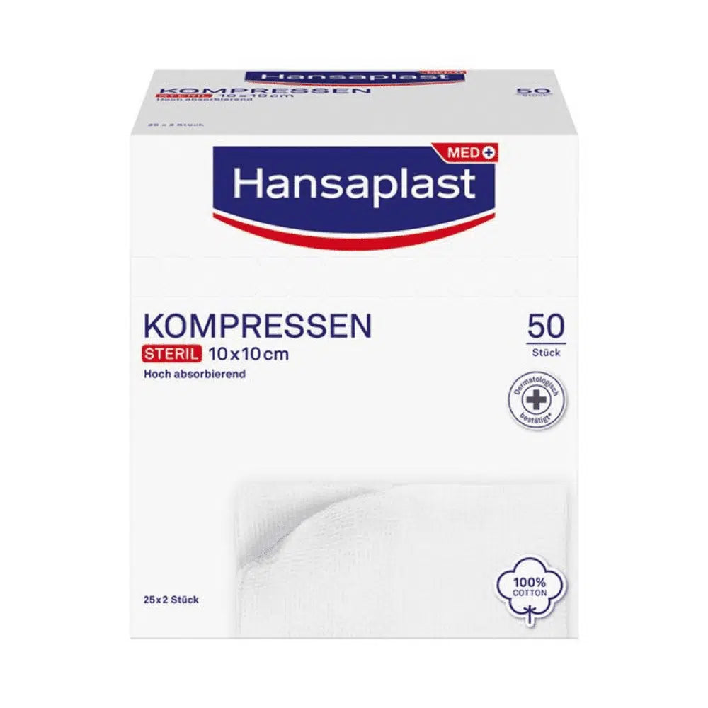 Laatikko, jossa poistuva tuote: Hansaplast steriilejä kompressioita 10x10 cm, 25 x 2 kappaletta (50 kappaletta) Beiersdorf AG:lta haavanhoitoon, enimmäkseen valkoisessa laatikossa, jossa on sininen ja punainen brändäys ja edessä taitettu valkoinen kompressio.