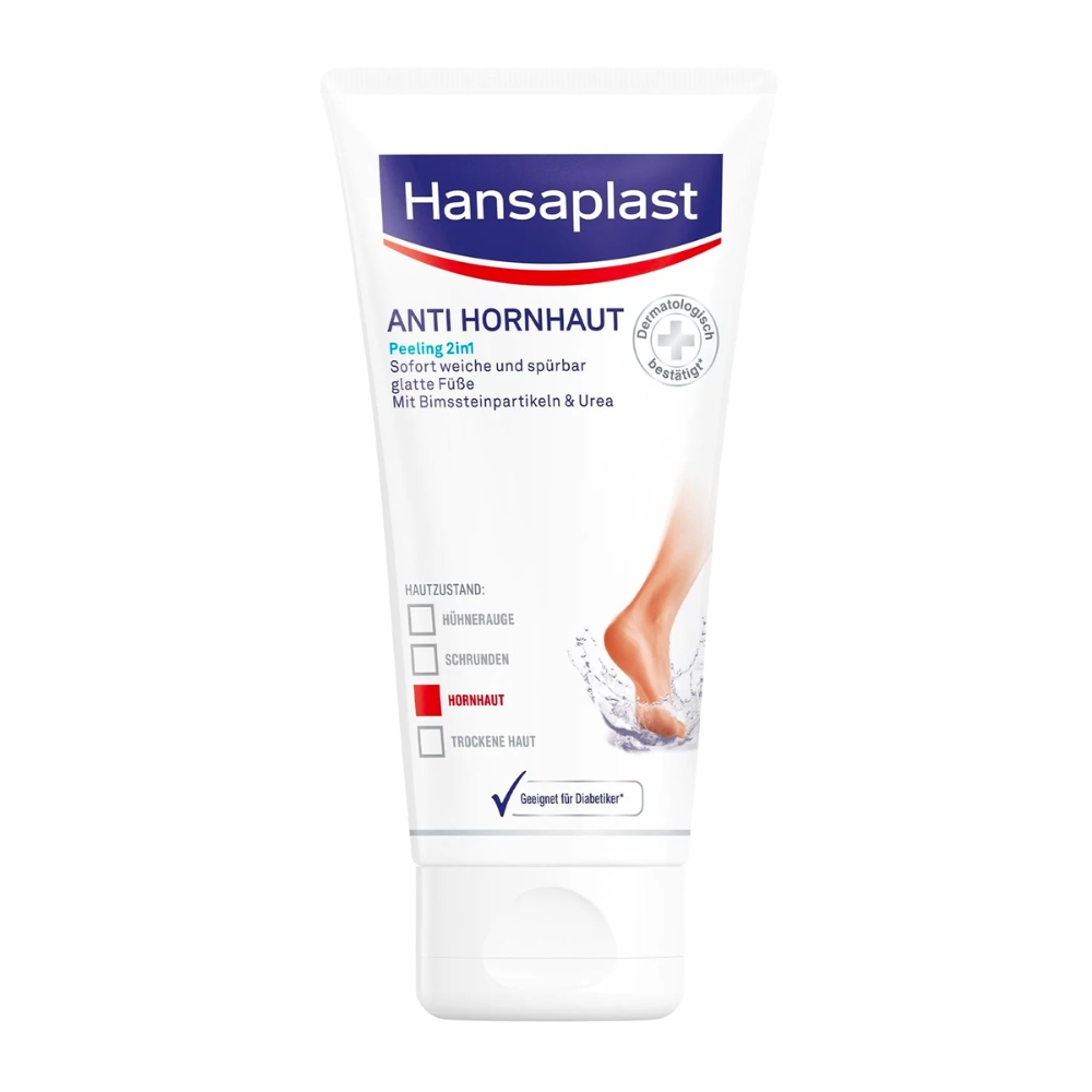 Pystyssä seisoo valkoinen tuubi Beiersdorf AG:n lopetustuotteella: Hansaplast Anti Hornhaut Peeling 2in1 (75ml). Pääosin valkoinen etiketti, jossa on sinisiä ja punaisia aksentteja, näyttää paljaat jalat, vesiroiskeet ja tekstin "Jalkahoito".