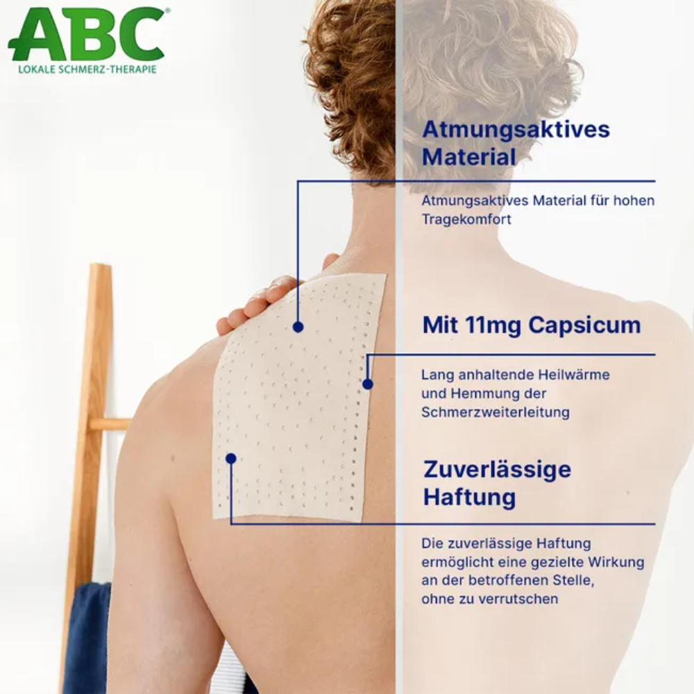 Henkilö, jolla on kiharat hiukset, on kuvattu takaapäin, kun hän levittää Hansaplast ABC® Lämpölaastari Capsicumia olkapäälleen lievittääkseen lihaskipuja. Kuvassa on saksankielinen teksti, joka kuvaa tuotteen ominaisuuksia, kuten hengittävää materiaalia, 11 mg Capsicum-pitoisuutta ja luotettavaa kiinnitystä. Tämä tuote on Beiersdorf AG:lta ja toimitetaan kahden pakkauksessa.