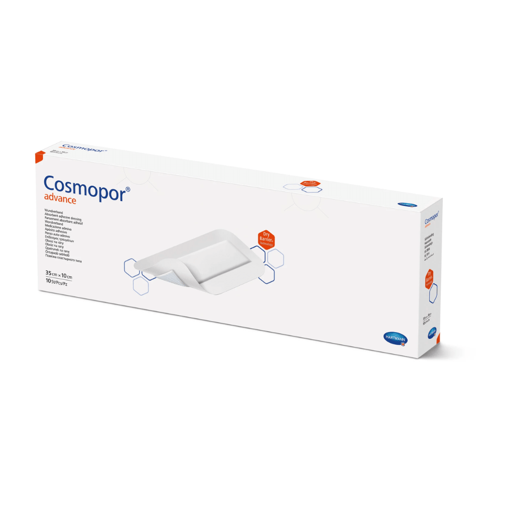 Valkoinen suorakulmainen laatikko, jossa on Hartmann Cosmopor® Advance Post-OP-sidos - eri kokoja Paul Hartmann AG:lta on esillä. Pakkauksessa näkyy tuotteen nimi Post-OP-sidos, osa siteestä käytössä ja teksti punaisella ja sinisellä. Laatikon reunoilla on kuusikulmaisia suunnitteluelementtejä, jotka mainostavat edistynyttä DryBarrier-teknologiaa.