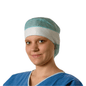 Nuori lääkäri käyttää sinistä leikkaustakkia ja Hartmann Foliodress® Cap Comfort Form Plus kertakäyttöistä leikkaushattua hengittävästä viskoosikuidusta ja hymyilee lempeästi kameralle. Tausta on yksinkertaisesti valkoinen.