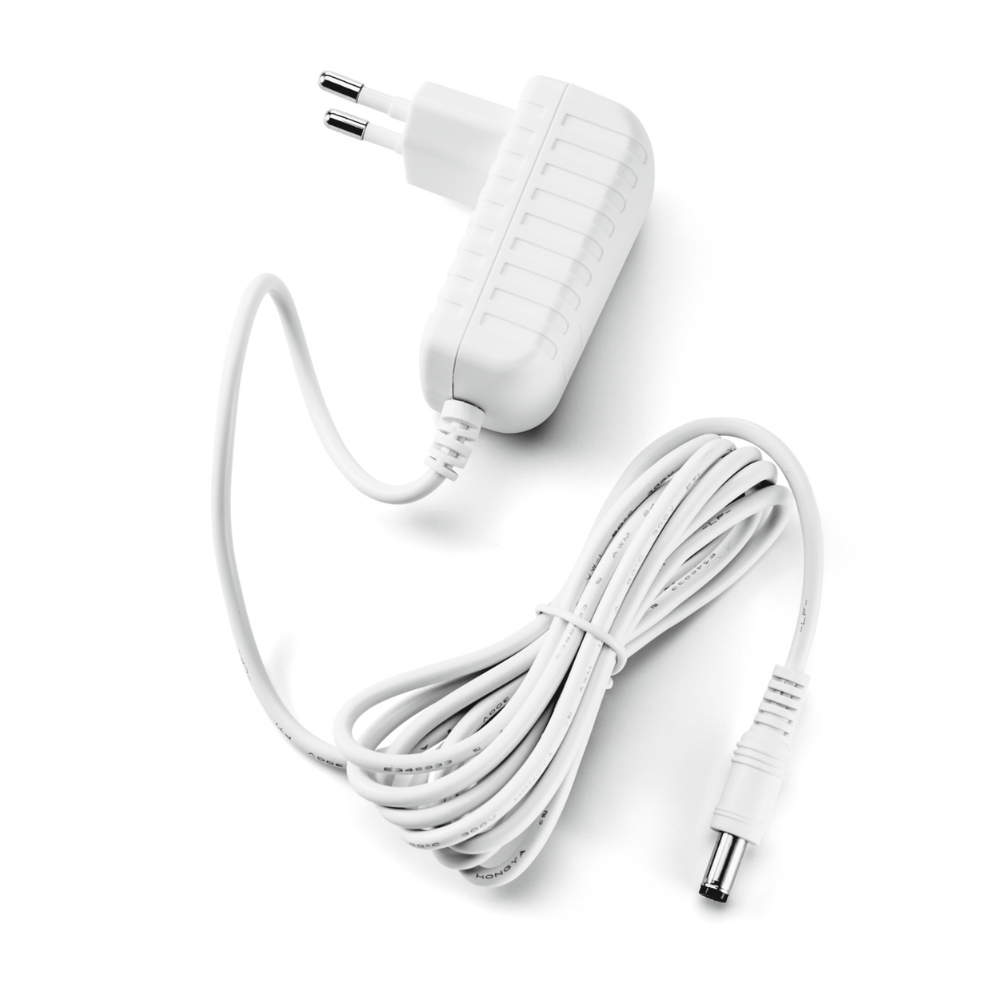 Paul Hartmann AG Veroval AC/DC Adapter P1:ssä on vasemmalla valkoinen, kaksinapainen pistoke ja oikealla pitkä, kierretty kaapeli, jossa on sylinterimäinen liitin. Sen uurretut sivut tarjoavat pitoa ja tekevät siitä ihanteellisen laitteiden, kuten Veroval-olkavarren verenpainemittarin, virtalähteeksi.