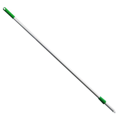Kuva pitkästä, metallisesta Haug Alustiel-kahvasta (1450 mm ø 25MM) Haug Bürsten KG:ltä eloksoidusta alumiiniputkesta vihreillä muovipäillä, joka täyttää HACCP-standardin vaatimukset. Viistosti asetettu yksinkertaisen valkoisen taustan eteen.