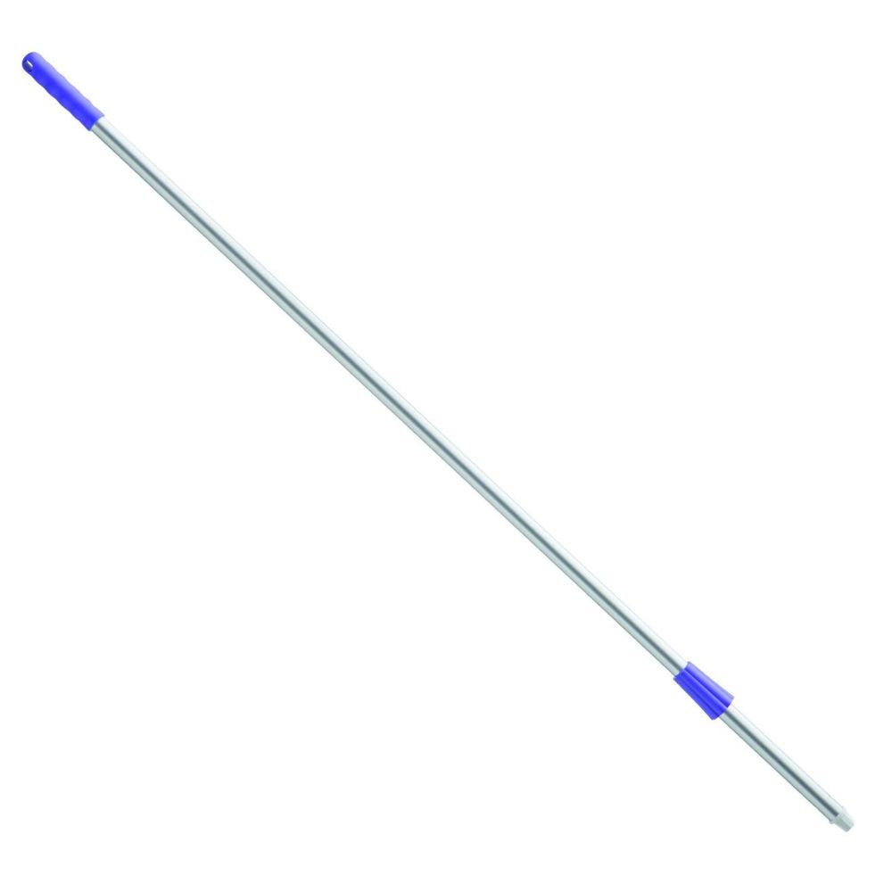 Valkoista taustaa vasten on pitkä, metallinen Haug Bürsten KG Alustiel 1450 mm ø 25 mm mopinvarsi sinisellä muovikahvalla.