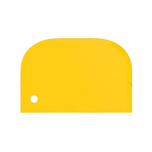 Der Haug Schaber klein 15 x 10 cm von Haug Bürsten KG ist ein leuchtend gelber, rechteckiger Teigschaber aus Kunststoff mit abgerundeten Kanten, der sich perfekt zum Entfernen hartnäckiger Rückstände eignet. Er verfügt über ein kleines rundes Loch in der unteren linken Ecke und hat eine glatte, glänzende Oberfläche. Dieses Produkt entspricht den lebensmittelkonformen Standards.