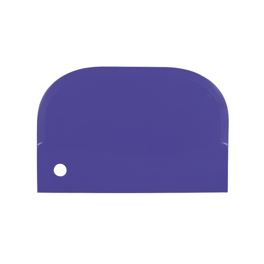 Pieni violetti muovinen taikinakaavin Haug Bürsten KG:ltä, jossa on kätevä reikä kulmassa valkoisella taustalla. Se ei ole vain täydellinen leivontaan, vaan on myös elintarvikekelpoinen ja sopii erinomaisesti pinttyneen lian poistamiseen.