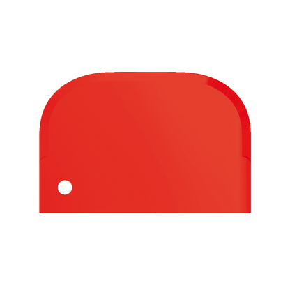 Kirkkaan punainen esine, jossa on pyöristetyt reunat ja kiiltävä pinta, joka muistuttaa Haug-kaavinta pieni 15 x 10 cm Haug Bürsten KG:ltä. Siinä on pieni pyöreä reikä alakulmassa ja se näytetään yksinkertaisella valkoisella taustalla.