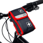 Pieni musta-punainen ensiapupakkaus, jossa lukee „Holthaus Velo® Fahrradverbandtasche - 21-teilig | Packung (1 Stück)“ Holthaus Medical GmbH & Co. KG:ltä, on kiinnitetty polkupyörän ohjaustankoon. Polkupyörän ensiapupakkaus on varustettu valkoisella ristillä ja polkupyörän symbolilla. Näkyvissä ovat myös ohjaustanko ja osa polkupyörän rungosta.