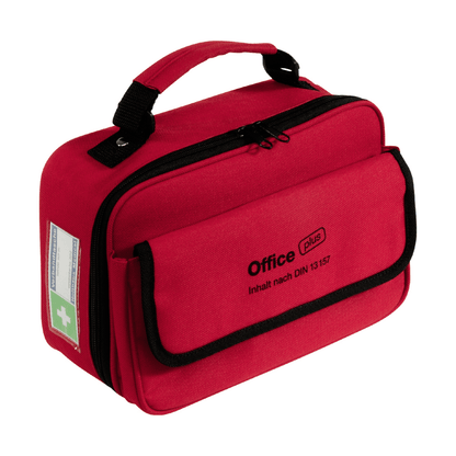 Punainen Holthaus Verbandtasche Office plus, DIN 13157 mustalla kahvalla ja vetoketjulla, ihanteellinen toimistoympäristöihin. Etupuolella on sanat "Office plus" ja "Inhalt nach DIN 13157" painettuna. Pienempi etutasku sisältää sivulla ensiapusymbolin, mikä tekee tästä Holthaus Medical GmbH & Co. KG:n tuotteesta välttämättömän ensiapuvälineen.