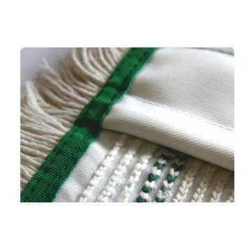 Lähikuva Arcora Hospital Quattro -mopista, jonka on valmistanut Arcora International GmbH - valkoinen kangas vihreillä raidoilla, hienostuneet ompeleet ja risareuna, kehitetty ammattimaiseen puhdistukseen terveydenhuoltoalalla.