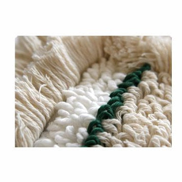 Lähikuva Arcora Hospital Quattro -mopista, jonka on valmistanut Arcora International GmbH - ihanteellinen terveydenhuollon lattiamateriaaleille, kermanvärinen ja valkoinen kudosrakenne ja tummanvihreä vinoraita, täydellinen helppoon hoitoon lääketieteellisissä laitoksissa.