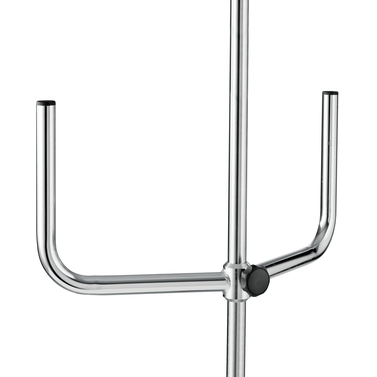 Lähikuva Novocal-infusio-pidikkeestä pumpuille näyttää sen tukevan metallijalustan, jossa on keskellä tanko ja kaksi U-muotoista vaakasuoraa käsivartta, jotka on varustettu mustilla suojuksilla - täydellinen infuusiopumppujen kiinnittämiseen.