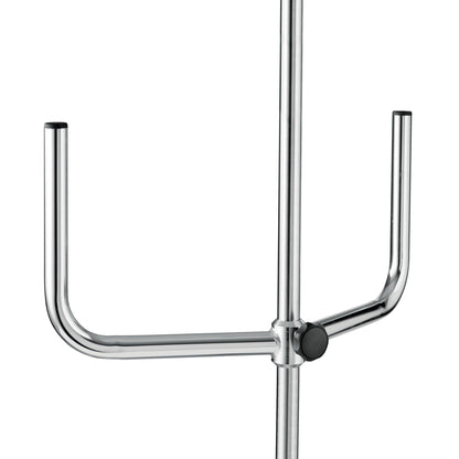 Lähikuva Novocal-infusio-pidikkeestä pumpuille näyttää sen tukevan metallijalustan, jossa on keskellä tanko ja kaksi U-muotoista vaakasuoraa käsivartta, jotka on varustettu mustilla suojuksilla - täydellinen infuusiopumppujen kiinnittämiseen.