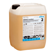 Suuri, läpinäkyvä muovisäiliö, jossa on musta korkki, sisältää vaaleanoranssia nestettä, jossa lukee "Kiehl ARENAS-excellent Nestemäinen pesuvahvistin" Johannes Kiehl KG:ltä, joka tunnetaan useilla kielillä tehokkaana tahranpoistona.