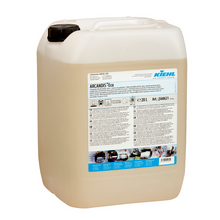 Suuri läpinäkyvä muovisäiliö mustalla kannella, täytetty nesteellä. Etiketissä lukee "Kiehl ARCANDIS-Eco Hellävarainen Tehokas Lasi- ja Astianpesuaine" Johannes Kiehl KG:ltä. Tilavuus: 20 litraa.