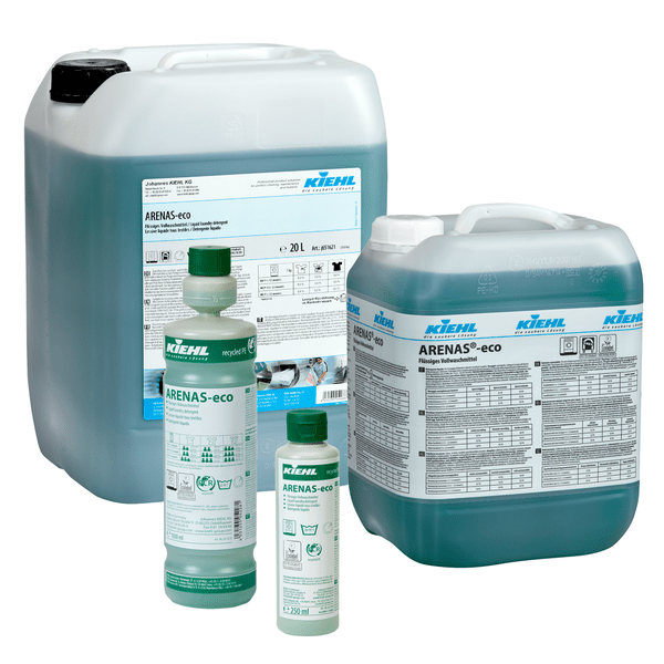 Neljä pakkausta Kiehl ARENAS-eco Nestemäistä täysipyykinpesuainetta Johannes Kiehl KG:lta - kaksi suurta kannua ja kaksi pienempää pulloa - on varustettu etikettipakkauksella ja sinivihreällä ympäristöystävällisellä nesteellä.