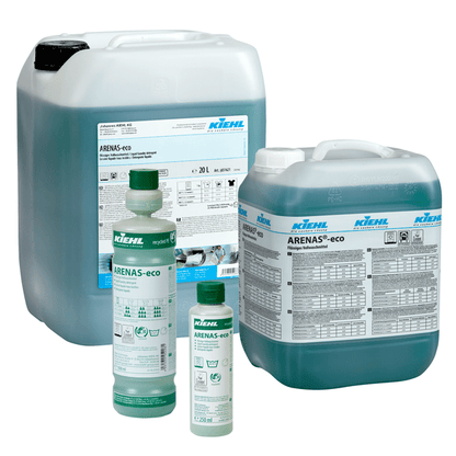 Neljä pakkausta Kiehl ARENAS-eco Nestemäistä täysipyykinpesuainetta Johannes Kiehl KG:lta - kaksi suurta kannua ja kaksi pienempää pulloa - on varustettu etikettipakkauksella ja sinivihreällä ympäristöystävällisellä nesteellä.