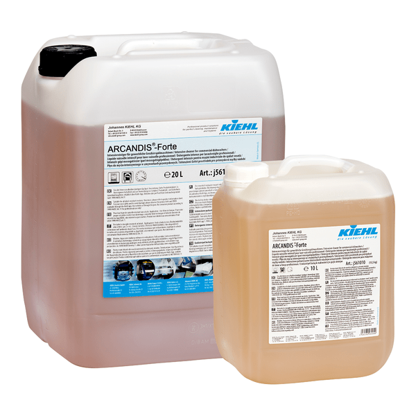Kaksi läpinäkyvää muovisäiliötä (20L & 10L) valmistaja Johannes Kiehl KG Kiehl ARCANDIS-Forte tehopesuaine kaupallisiin astianpesukoneisiin, joissa on valkoiset tuotetiedot etiketit.
