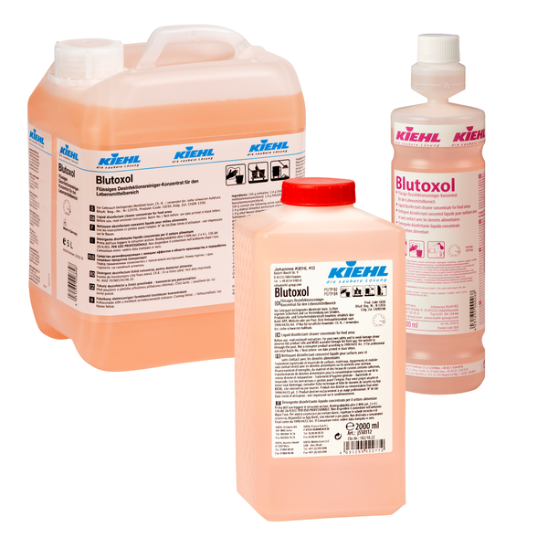 Abgebildet sind drei Flaschen Kiehl Blutoxol Flüssiges Desinfektionsreiniger-Konzentrat für den Lebensmittelbereich der Johannes Kiehl KG in verschiedenen Größen. Die orange-rosa Flüssigkeit eignet sich hervorragend zur Entfernung von Bakterien, Viren und Pilzen.