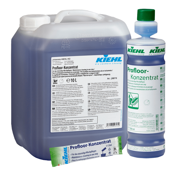 10 litran kanisteri, 1 litran pullo ja pieni pussi Kiehl Profloor-konentraattia Yksivaiheiseen moppaamiseen Johannes Kiehl KG:ltä, kaikki täytetty sinisellä nesteellä ja varustettu valko-vihreillä etiketeillä, joissa on tuotetiedot ja brändäys.