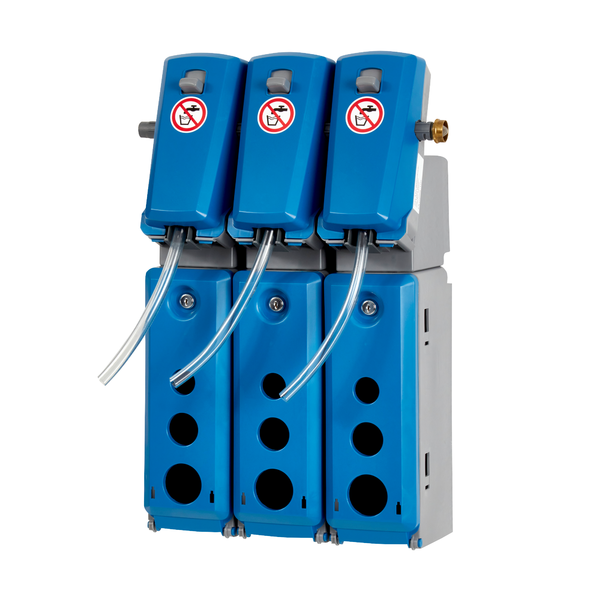 Kolme Kiehl DosiStation 3P-4 L -moniannostelulaitetta Johannes Kiehl KG:ltä, seinälle asennettuna pullojen täyttöä varten, joissa on kolme annosteluosaa eri tuotteille ja läpinäkyvät letkut, on varustettu etupuolella varoituskyltillä "Ei pääsyä".