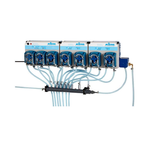 Das wandmontierte Johannes Kiehl KG Dosiersystem ARENAS-H7 verfügt über sieben blau-weiße Dosierpumpen (je 30-120 L/h), die mit Kiehl" beschriftet und mit transparenten Schläuchen zur präzisen Flüssigkeitsverteilung verbunden sind.