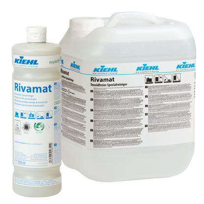 Zwei Gebinde des Rivamat Tensidfreier Spezialreiniger der Johannes Kiehl KG - eine 1-Liter-Flasche und ein 10-Liter-Kanister - sind jeweils mit Produktetiketten, blauem Branding und Gebrauchsanweisung versehen und für die professionelle Gebäudereinigung geeignet.