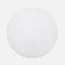 Ein Kiehl Finish-Pad 9 mm, weiß, 17 Zoll (43,2 cm) von Johannes Kiehl KG liegt mit weicher Oberfläche mittig auf hellem grauem Hintergrund.