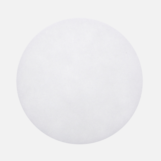 Ein Kiehl Finish-Pad 9 mm, weiß, 17 Zoll (43,2 cm) von Johannes Kiehl KG liegt mit weicher Oberfläche mittig auf hellem grauem Hintergrund.