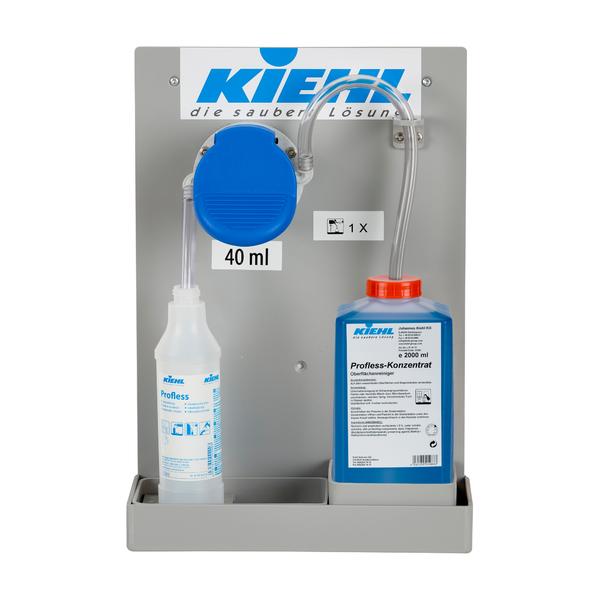 Johannes Kiehl KG:n seinäannostelija Kiehl-DosiExpress 40 ml koostuu sinivalkoisesta pumpusta, kirkkaasta letkusta, vasemmalla puolella olevasta valkoisesta 1L-pullosta ja oikealla puolella olevasta sinisestä 2L Kiehl-SanEco tiivistepullosta, jossa on merkintä "40 ml".