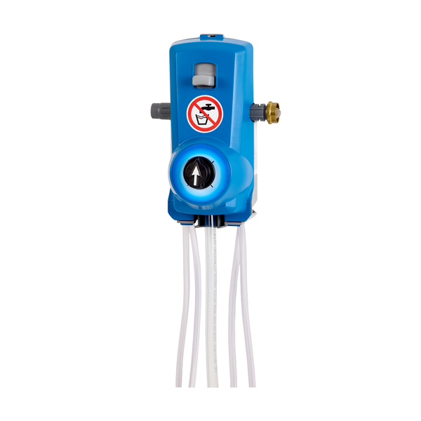 Johannes Kiehl KG:n Kiehl DosiJet-Select 4P-4L on sininen, seinään kiinnitettävä moniannostelulaite neljälle tuotteelle (enint. 4 L/min). Siinä on kiertonuppi, valkoiset letkut alhaalla, harmaa nokka vasemmalla, messinkiliitin oikealla ja "Ei juotavaksi"-symboli edessä.