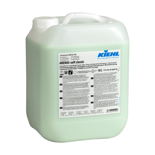 10 litranen läpinäkyvästä muovista valmistettu säiliö, joka sisältää Johannes Kiehl KG:n Kiehl ARENAS-soft huuhteluainetta, valkoisella kahvalla, yksityiskohtaisella etiketillä, näkyvällä vaaleanvihreällä nesteellä ja pitkäkestoisella raikkauskaavalla pitkäkestoiseen raikkauteen ja pehmeisiin vaatteisiin.