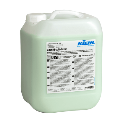 10 litranen läpinäkyvästä muovista valmistettu säiliö, joka sisältää Johannes Kiehl KG:n Kiehl ARENAS-soft huuhteluainetta, valkoisella kahvalla, yksityiskohtaisella etiketillä, näkyvällä vaaleanvihreällä nesteellä ja pitkäkestoisella raikkauskaavalla pitkäkestoiseen raikkauteen ja pehmeisiin vaatteisiin.