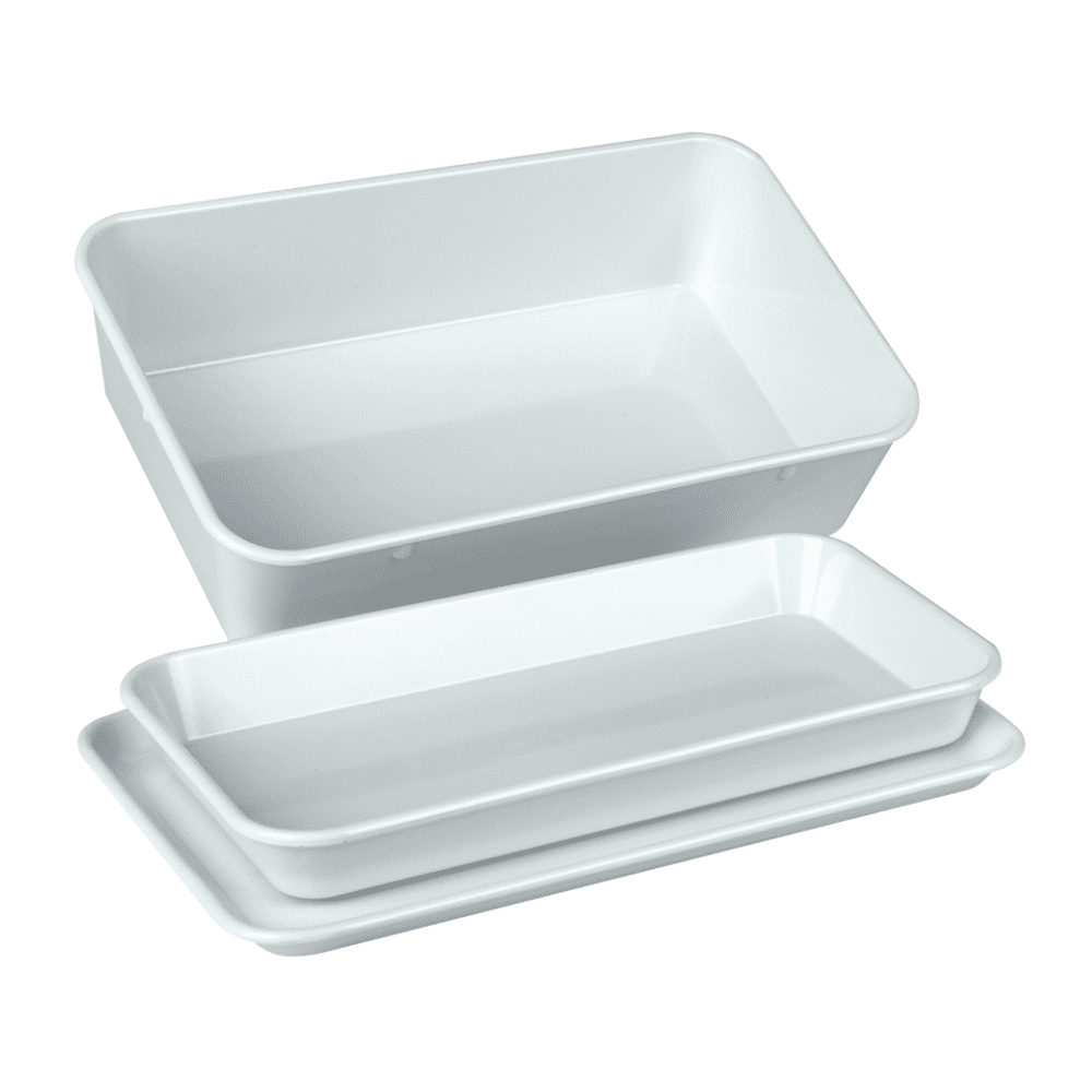 Kolme päällekkäin pinottua valkoista suorakulmaista instrumenttitarjotinta Servoprax GmbH:lta, jotka koostuvat yhdestä korkeareunaisesta yläosasta (190 x 150 x 40 mm) ja kahdesta matalammasta tasapohjaisesta tarjottimesta. Ihanteellinen tärkeiden välineidesi järjestämiseen tyylikkäässä, kuumuutta kestävässä muodossa.