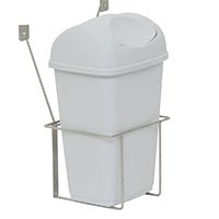 Novocal-muovijäteastia (15 L, harmaa kansi) on kiinnitetty metallipidikkeeseen, joka soveltuu seinä- tai oviasennukseen.