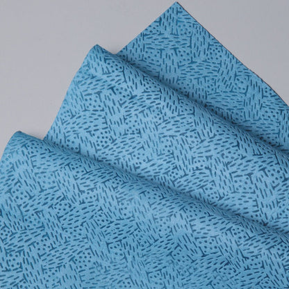 Lähikuva sinisistä Kimtech®-prosessipyyhkeistä (Kimberly-Clark GmbH), BRAG™ -laatikko - 160 arkkia, geometrisella viiva- ja pistekuviolla. Ihanteellinen vaativaan teolliseen puhdistukseen. Näyttää vaaleanharmaalla pinnalla.