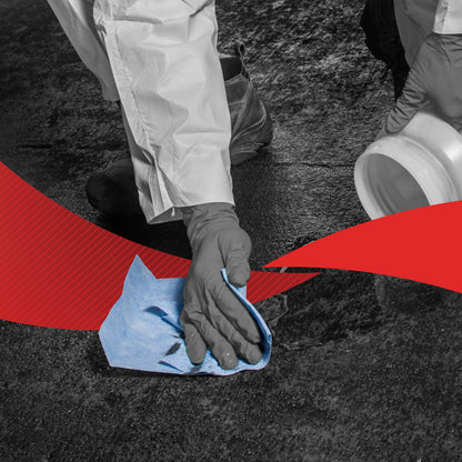Eine Person in Schutzkleidung reinigt einen dunklen Boden mit einem blauen WypAll® X60 General Clean Zentralentnahme Tuch (1 Rolle, 150 Blatt) von Kimberly-Clark GmbH. Ein weißer Behälter und rote Grafiken betonen die effiziente Zentralentnahme.