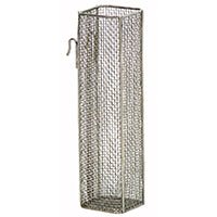 Novocal-katetrikori on korkea, suorakulmainen muotoilu, joka on valmistettu 5x5x1 mm ruostumattomasta teräslangasta ja jossa on koukku yläosassa. Se on avoin ylhäältä ja ihanteellinen lääketieteellisten katetrien turvalliseen säilytykseen. Yksi kappale per pakkaus.