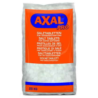 25 kg:n pussi AXAL PRO TABS -regenerointisuolaa - erikoissuolaa veden pehmentämiseen K+S Minerals and Agriculture GmbH:lta on pakattu kirkkaan oranssiin ja varustettu monikielisellä tekstillä, mukaan lukien saksankieliset, englanninkieliset ja ranskankieliset etiketit. Tämä regenerointisuola on ihanteellinen tehokkaaseen veden pehmentämiseen kotonasi tai yrityksessäsi.