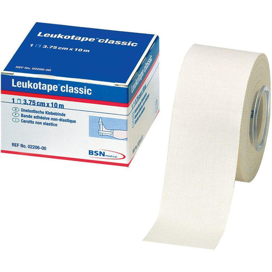 BSN Medical GmbH:n Leukotape Sport Tape Classic -teippi (3,75 cm x 10 m, valkoinen), joka on tarkoitettu urheiluvammojen hoitoon, on osittain kelattu auki; pakkauksessa on mainittu tuotteen nimi, koko ja tuotemerkki.