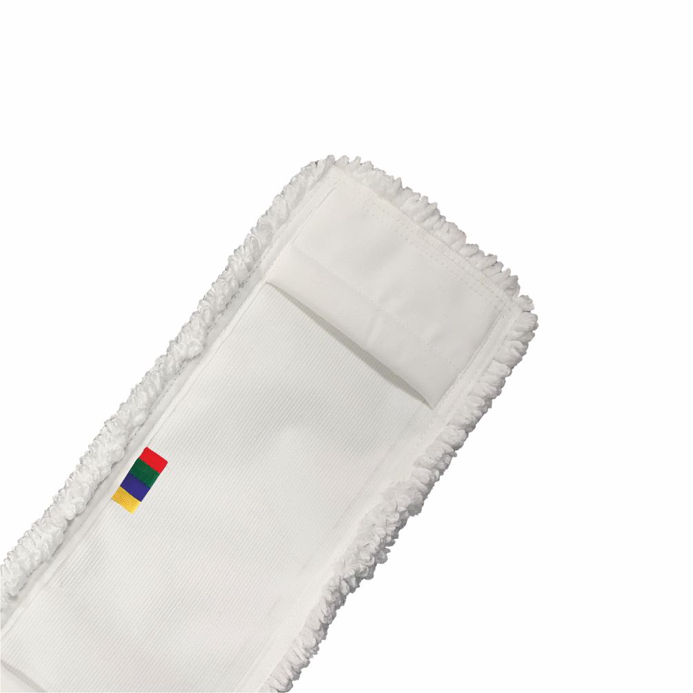 Lähikuva Arcora International GmbH:n Arcora Micro Easy Db-Fc Mopp Weiss Mit Deckblatt -mopista, joka on valkoinen suorakulmainen mikrokuitumoppi, jossa on kuvioidut reunat ja pieni nelivärinen riipus: punainen, keltainen, vihreä ja sininen.